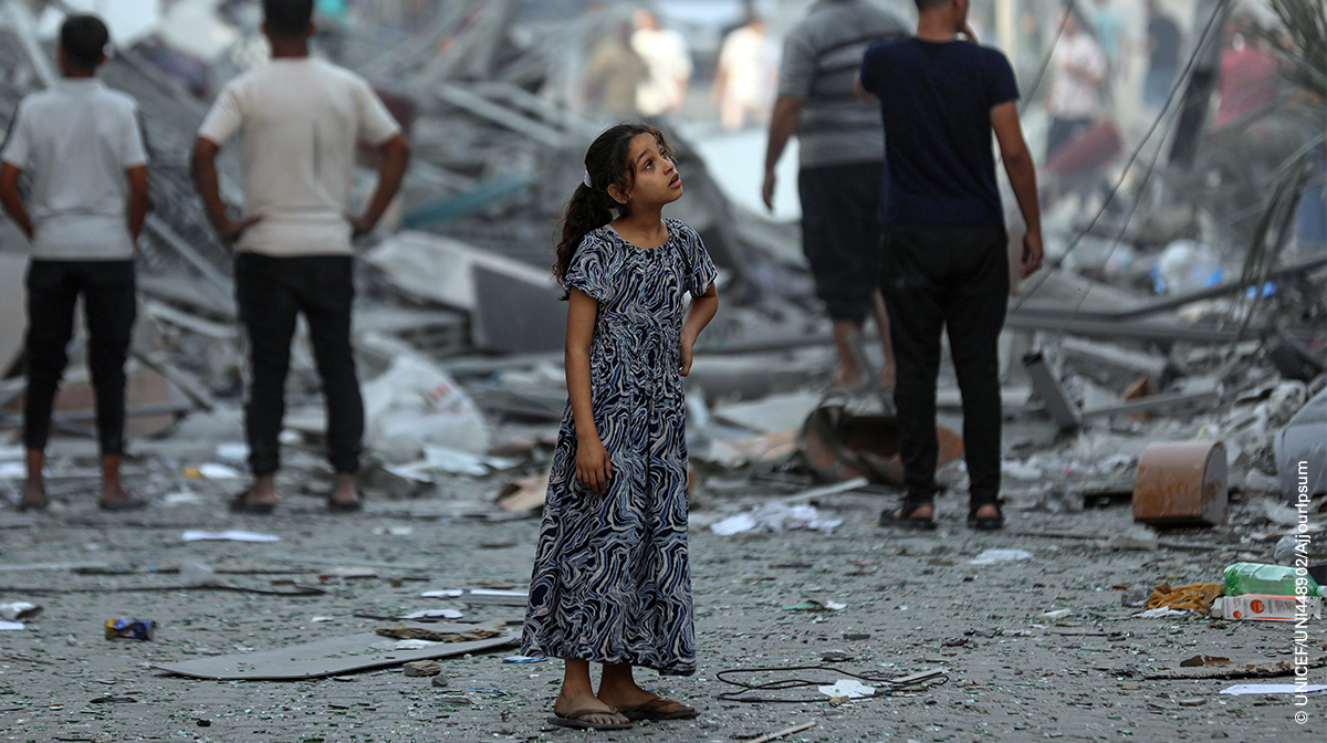 Amal, 7 år gammel, betrakter nabolaget sitt etter at nabohusene ble jevnet med jorden. Ingen ord kan beskrive ødeleggelsen hun ser.